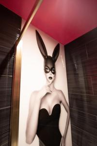 埃姆斯沃思Kip 23 JJs Emsworth的墙上的黑色兔子面具中的一个 ⁇ 