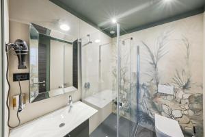波尔多Villa Erizio, Bordeaux Centre的带淋浴、盥洗盆和镜子的浴室