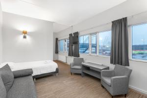 哈纳弗约德尔维里尔酒店的一间医院间,配有床、椅子和窗户