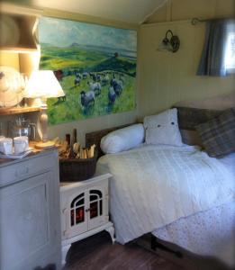 约克Beech shepherds hut的一间卧室配有一张壁画床