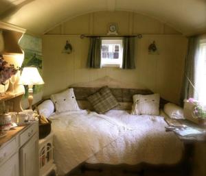 约克Beech shepherds hut的一间卧室,卧室内配有一张大床