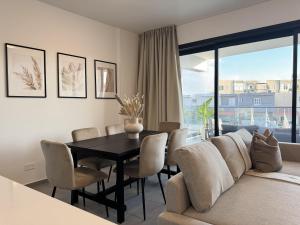 AglantziaPhaedrus Living: White Hills Suites City View的客厅配有桌子和沙发