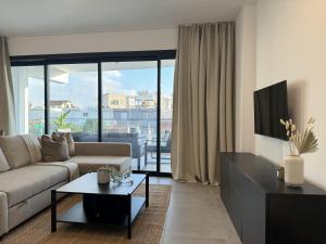 AglantziaPhaedrus Living: White Hills Suites City View的客厅配有沙发和桌子