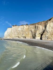 滨海克里耶勒Villa La Mer - 600m de la plage Mesnil Val的毗邻大悬崖的沙滩