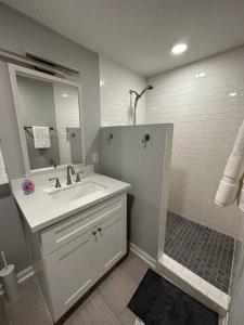 休斯顿Elegant 1 Bdr-Montrose_ Siena @The Italian Plaza的白色的浴室设有水槽和镜子