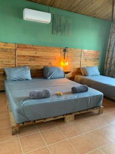 Rodrigues IslandBon Vivant Front de Mer - Ile Rodrigues的一间卧室,配有两张床