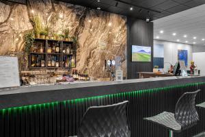 哈纳弗约德尔维里尔酒店的一间位于餐厅内的酒吧,餐厅设有岩石墙