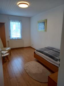 格恩斯巴赫Schöne Ferienwohnung in Gernsbach的一间卧室设有床、窗户和地毯。