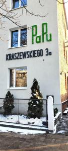 比得哥什B&B Kraszewskiego3A的建筑的侧面有标志