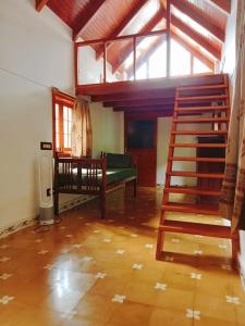 黎明之村Little Things Earth - Pine villa的带双层床和梯子的客房