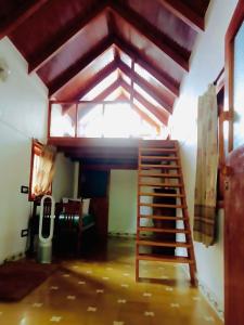 黎明之村Little Things Earth - Pine villa的一间房间,设有木楼梯