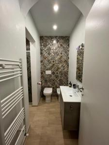 韦尔切利ALICE IN CENTRO的一间带卫生间和水槽的浴室