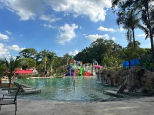 圣代佩德罗Resort Fazenda Sao João的水上公园的游泳池,带水滑梯