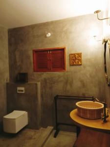 黎明之村Little Things Earth - Pine villa的一间带水槽和卫生间的浴室