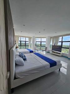 锡朗EliJosh Resort and Events Place的一间带两张床的卧室,位于带窗户的房间内