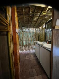 约翰内斯堡Sandton Safari Camp的一间带水槽和浴缸的浴室