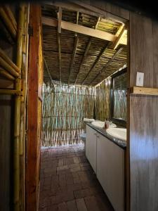 约翰内斯堡Sandton Safari Camp的一间带水槽和卫生间的浴室
