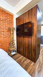 帕坦Badri Homes的一间设有床铺和木墙的房间