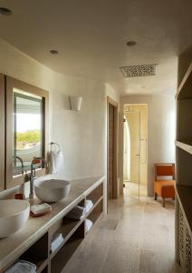 切尔沃港Romazzino, A Belmond Hotel, Costa Smeralda的一间带两个盥洗盆和淋浴的浴室