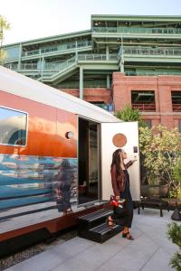 波士顿韦贝酒店的女人正在拍摄火车的照片