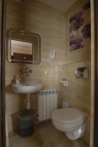 Boczów乌奥卡汽车旅馆的一间带水槽、卫生间和镜子的浴室
