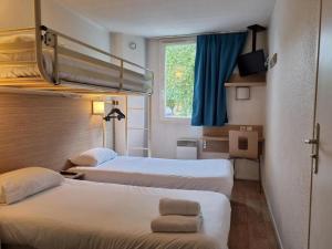 鲁瓦西昂法兰西CYAN HOTEL - Roissy Villepinte Parc des Expositions的酒店客房设有两张床和窗户。