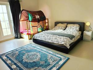 阿卜杜勒国王经济城فلة التاله مدينة الملك عبدالله الاقتصادية قريبه من النادى التأله استخدام النادى的卧室配有一张铺在地板上的地毯。