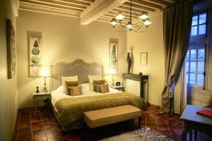 艾格-莫尔特马萨林别墅酒店的一间卧室配有一张床和一个吊灯