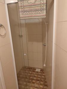 加罗帕巴Moradas Vô Ary的浴室里设有玻璃门淋浴