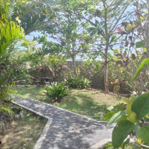 Dream Beach Villa Lembongan外面的花园