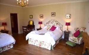 里南德尔福旅馆 的一间卧室配有两张床和两把椅子