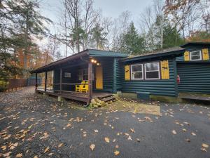 乔治湖Adirondack Diamond Point Lodge的停车场里的一个蓝色小房子