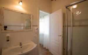 费拉约港圣斯特凡诺酒店 的一间带水槽、淋浴和镜子的浴室