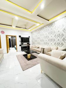 伊斯兰堡BED AND BREAKFAST ISLAMABAD - cottages的带沙发和电视的客厅