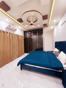 伊斯兰堡BED AND BREAKFAST ISLAMABAD - cottages的一间卧室设有蓝色的床和天花板