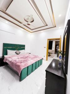 伊斯兰堡BED AND BREAKFAST ISLAMABAD - cottages的一间卧室设有一张床和天花板