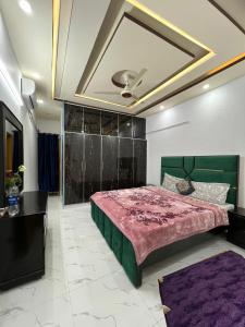 伊斯兰堡BED AND BREAKFAST ISLAMABAD - cottages的一间卧室配有一张大床和红色的被子