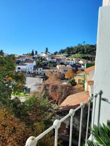 蒙希克Casa Malva - Traditional townhouse apartment的大楼的阳台享有城市美景。
