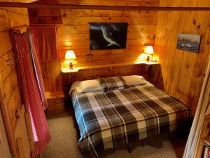 Janvrin IslandVipilodge的小木屋内一间卧室,配有一张床
