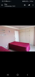 索韦托GLOBAL PRIDE的卧室配有粉红色的床。