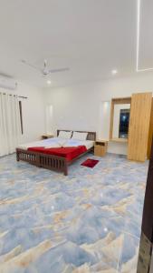 阿勒皮MARARI GOD's OWN VILLA的一间铺有大理石地板的客房内的卧室,配有一张床