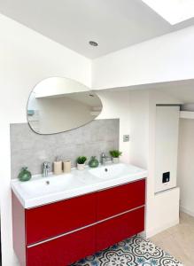 塔拉斯孔Amy 4的浴室设有红色和白色的盥洗盆和镜子