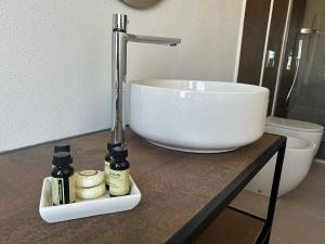 那不勒斯ATTICO33的浴室配有盥洗盆和带盥洗盆的台面