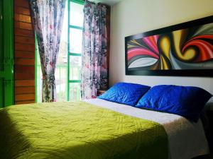 萨兰托Orquidia 12的一间卧室配有一张壁画床