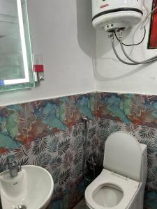 马拉里Tiny Spot Hostel的一间带卫生间和水槽的浴室
