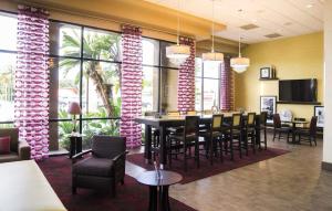 奥兰多Orlando Palms的一间带桌椅和窗户的用餐室