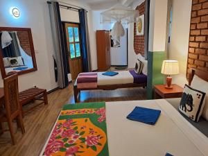 锡吉里亚自然公园别墅旅馆的带两张床的房间和客厅