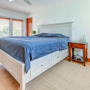 塔维涅Palm Harbor的一间卧室配有一张带蓝色棉被的床和一张桌子