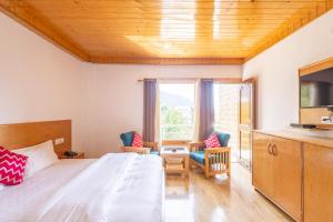 马拉里Aroha Residency- A Countryside Resort的卧室配有一张床和一张桌子及椅子