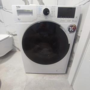 Novi BeogradDuki1的一间房间内的白色洗衣机